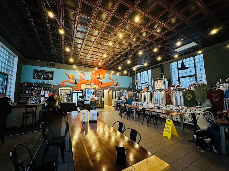 A Little Luck Closed Terrarium Workshop @ Man Skirt Brewing